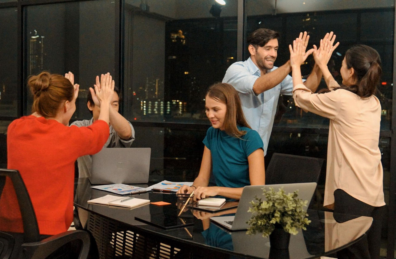 Heedify supervisor steering their team inside Microsoft Teams, real-time queue tracking and SLA alerts